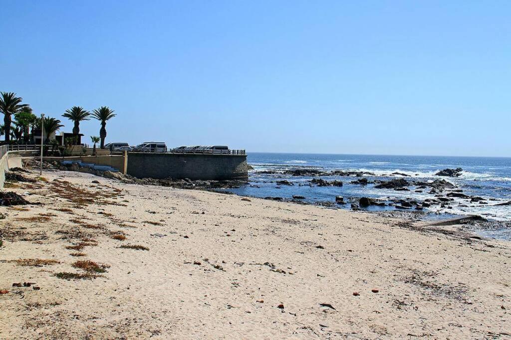 Blue Waters Studio With Sea Views From Balcony Appartement Kaapstad Buitenkant foto